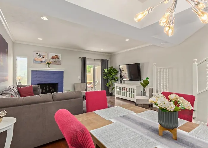 Style Living In Phoenix's Exclusive Gated Community! Phoenix